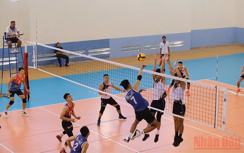 Một pha tranh chấp bóng của hai đội tuyển.