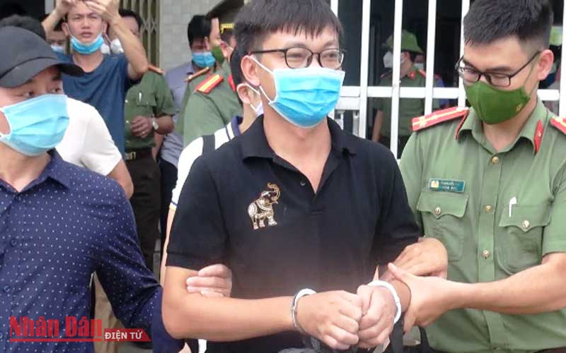 Lực lượng chức năng áp giải đối tượng.
