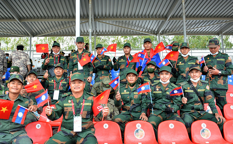 Đội tuyển bạn Lào cổ vũ nhiệt tình trên khán đài trong phần thi đấu của đội tuyển Việt Nam Cập nhật: Đội tuyển xe tăng Việt Nam xếp thứ hai bảng 2 -0