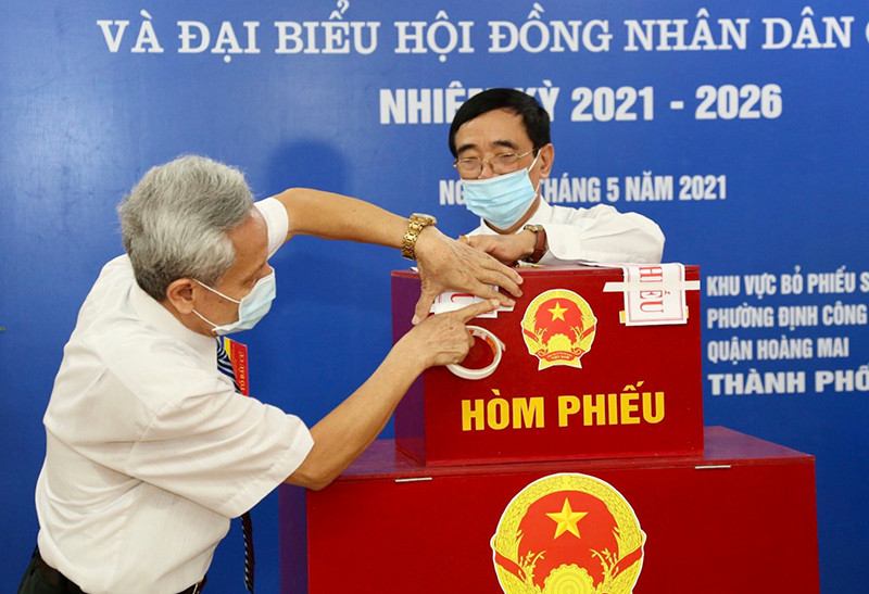 Tổ bầu cử khu vực bỏ phiếu số 17, phường Định Công, quận Hoàng Mai tiến hành niêm phong hòm phiếu trước khi bầu cử. Ảnh: DUY LINH Cử tri Hà Nội thực hiện nghiêm công tác phòng dịch trong ngày bầu cử -0