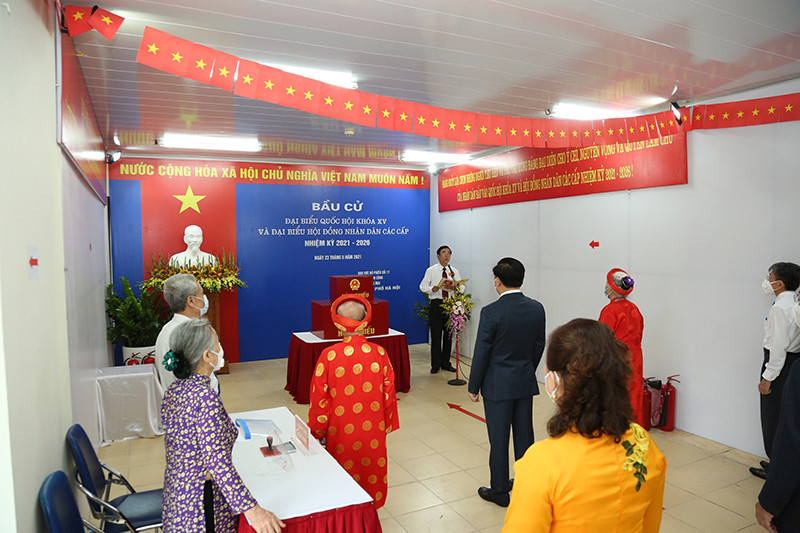 Lễ khai mạc ngày toàn dân đi bầu cử tại khu vực bỏ phiếu số 17, phường Định Công, quận Hoàng Mai. Ảnh: DUY LINH Cử tri Hà Nội thực hiện nghiêm công tác phòng dịch trong ngày bầu cử -0