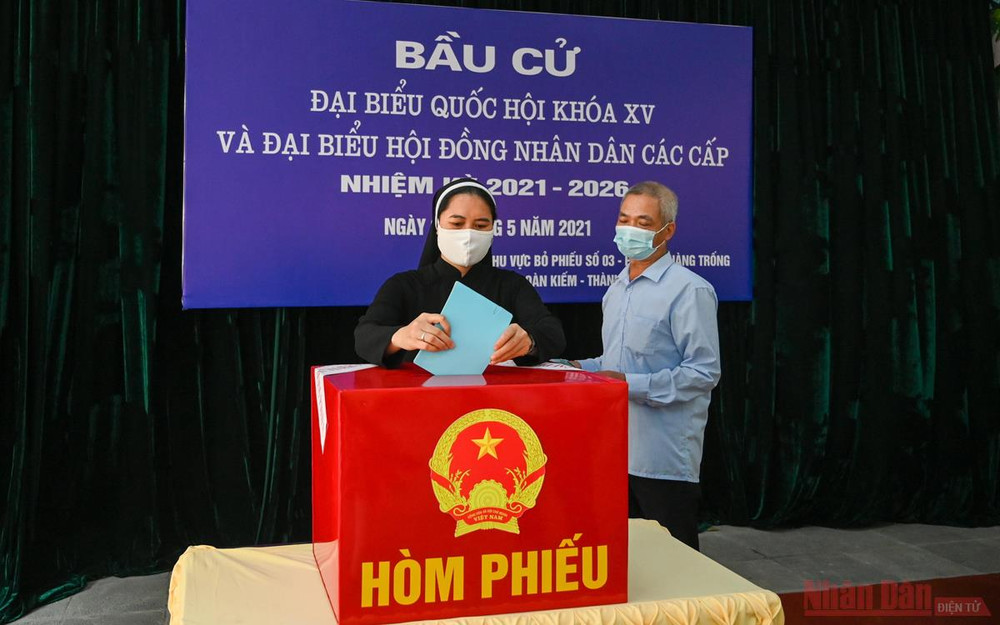 Cử tri bỏ phiếu bầu cử tại khu vực bỏ phiếu số 03, phường Hàng Trống, quận Hoàn Kiếm (Hà Nội). Ảnh: Duy Linh Người dân Thủ đô trong “Ngày hội non sông” -1
