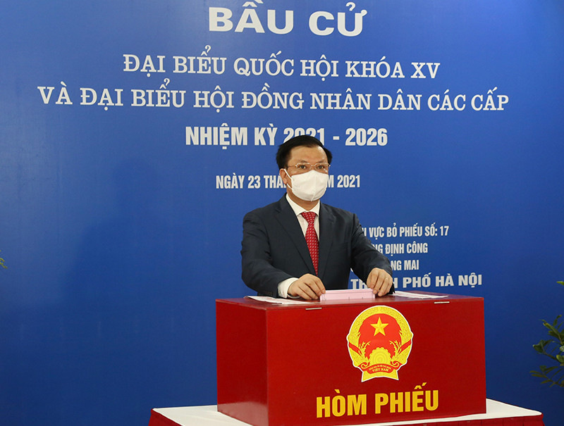 Đồng chí Đinh Tiến Dũng, Ủy viên Bộ Chính trị, Bí thư Thành ủy Hà Nội bỏ phiếu bầu cử. Ảnh: DUY LINH Cử tri Hà Nội thực hiện nghiêm công tác phòng dịch trong ngày bầu cử -0