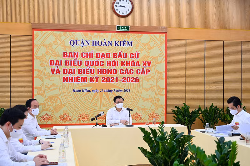 Bí thư Thành ủy Đinh Tiến Dũng phát biểu tại buổi kiểm tra hoạt động bầu cử tại Trung tâm Ban Chỉ đạo cuộc bầu cử quận Hoàn Kiếm. Ảnh: DUY LINH