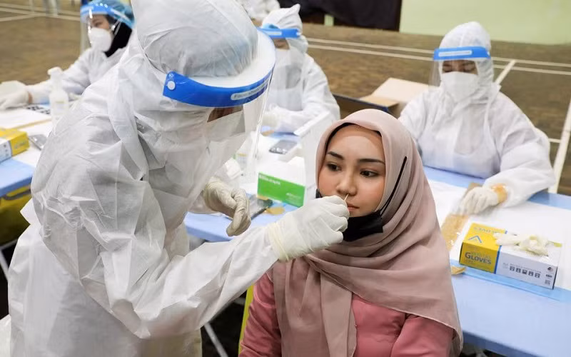 Lấy mẫu xét nghiệm Covid-19 ở thủ đô Kuala Lumpur, Malaysia ngày 11/5/2021. (Ảnh: Reuters)