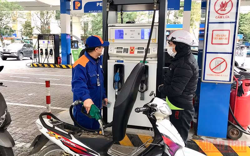 Khách hàng mua xăng dầu tại cửa hàng xăng dầu 112 Trần Phú (quận Hà Đông, thành phố Hà Nội). (Ảnh: ĐỨC KHÔI)