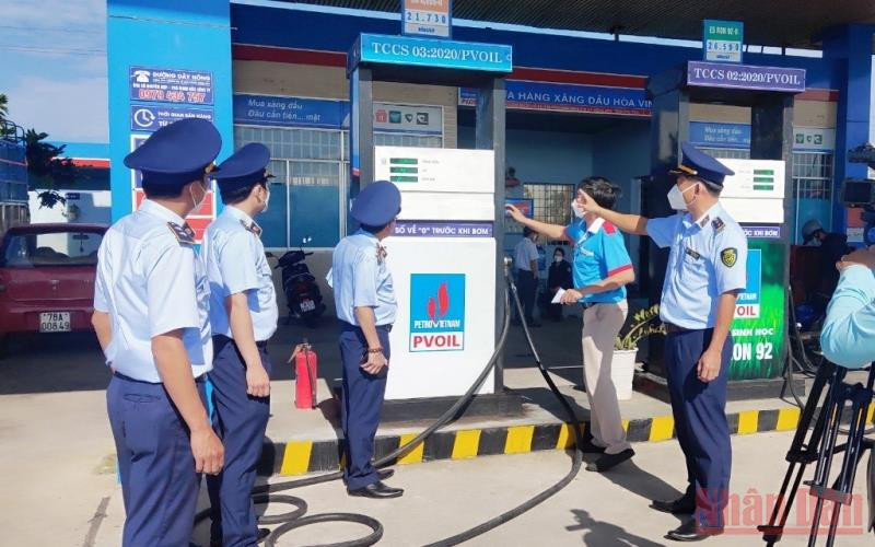 Lực lượng quản lý thị trường Phú Yên kiểm tra việc niêm yết giá bán xăng dầu tại các cơ sở kinh doanh xăng dầu trên địa bàn thành phố Tuy Hòa. (Ảnh: TRÌNH KẾ) Bảo đảm nguồn cung mặt hàng xăng dầu -0