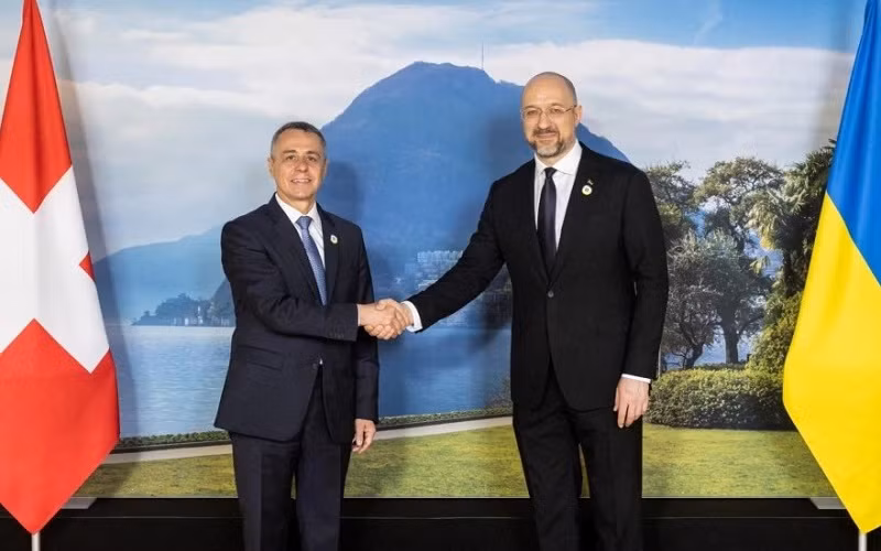 Tổng thống Thụy Sĩ Ignazio Cassis (trái) chào mừng Thủ tướng Ukraine Denys Shmyhal đến dự Hội nghị tái thiết Ukraine, Lugano, Thụy Sĩ, ngày 4/7/2022. (Ảnh: REUTERS)