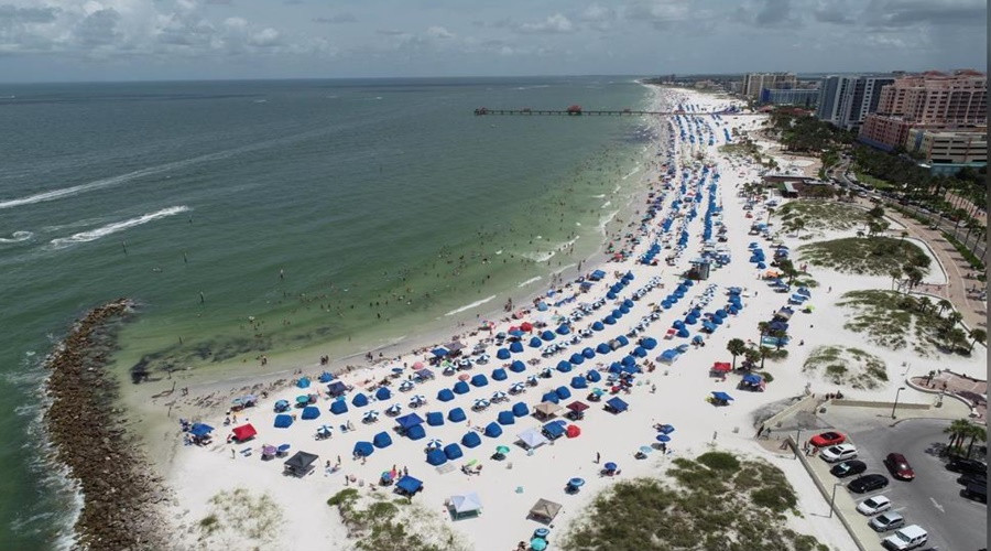 Tại Mỹ, nhiều người tìm đến bãi biển Clearwaters, bang Florida để tắm nắng và thư giãn. (Ảnh: Reuters). WHO ghi nhận số ca Covid-19 trong ngày cao kỷ lục -0
