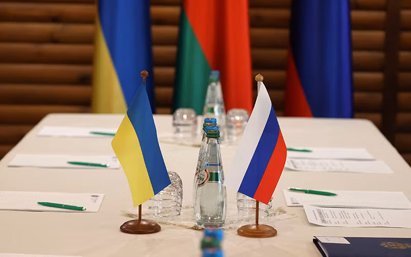 Bàn đàm phán của Nga và Ukraine tại vùng Brest, Belarus, ngày 3/3. (Ảnh: BelTA)