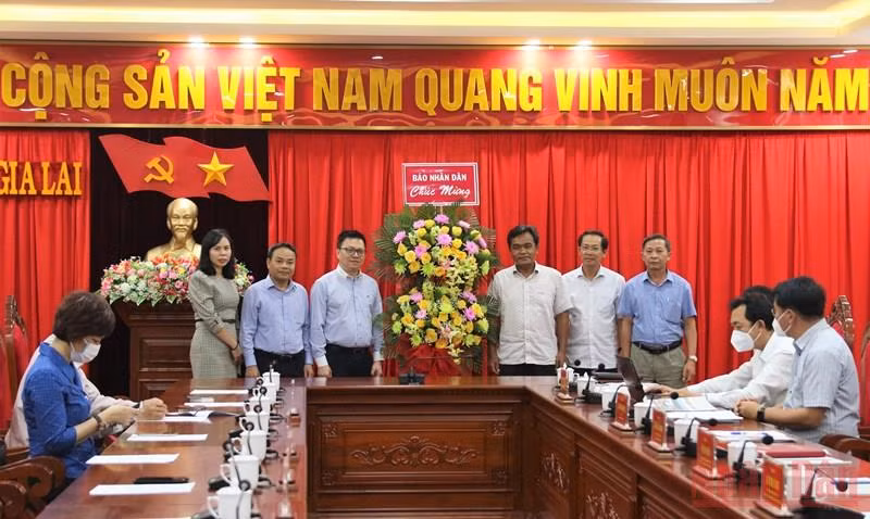 Đồng chí Lê Quốc Minh và Đoàn công tác Báo Nhân Dân tặng hoa cho Thường trực Tỉnh ủy nhân kỷ niệm 47 năm Ngày Giải phóng tỉnh Gia Lai.