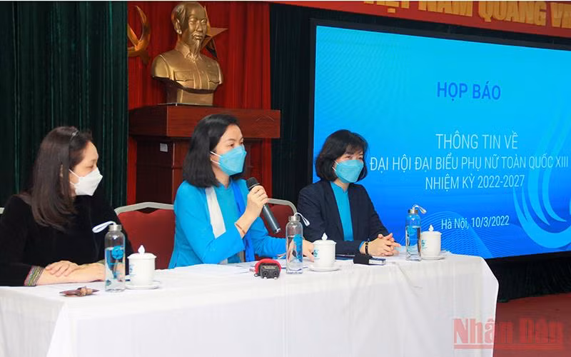 Phó Chủ tịch Hội Liên hiệp Phụ nữ Việt Nam Nguyễn Thị Minh Hương thông tin về Đại hội. 