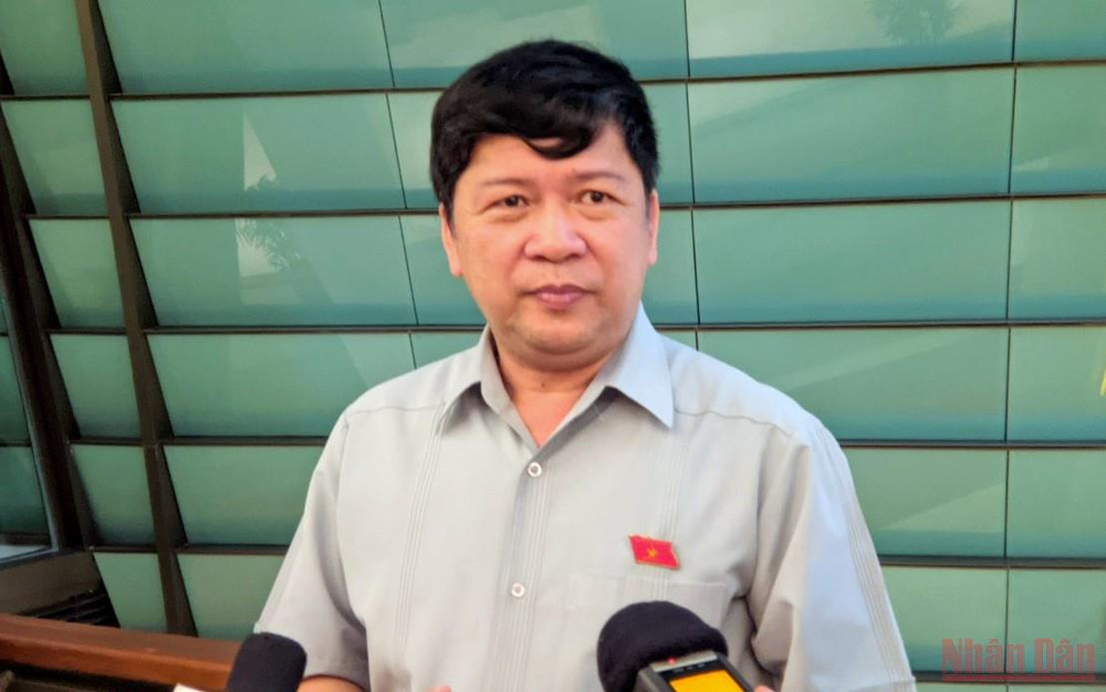 Đại biểu Tạ Văn Hạ trao đổi bên hành lang Quốc hội. (Ảnh: TRUNG HƯNG) Trách nhiệm thực hiện lời hứa trước cử tri và nhân dân -0