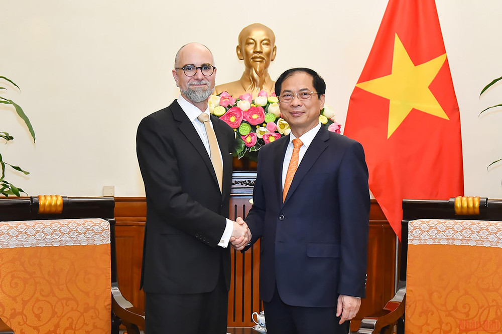 Bộ trưởng Ngoại giao Bùi Thanh Sơn tiếp Đại sứ Canada Shawn Perry Steil. 