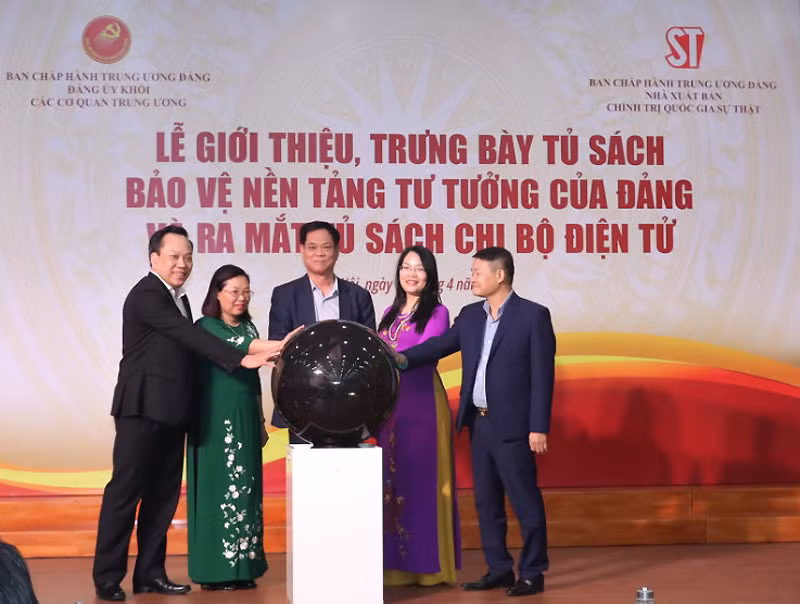 Lễ ra mắt Tủ sách Chi bộ điện tử. 