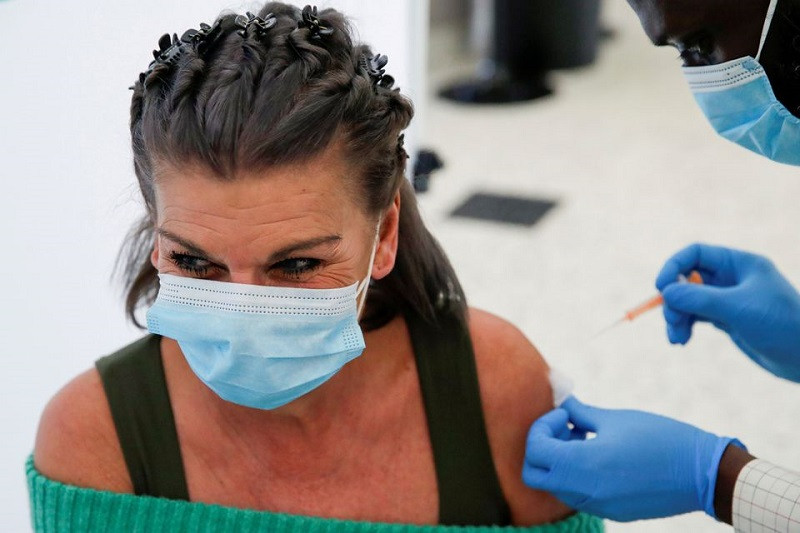 Tiêm vaccine ngừa Covid-19 tại Newmarket, Anh. (Ảnh: Reuters) Châu Âu chiếm hơn một nửa ca nhiễm mới Covid-19 toàn cầu trong tuần qua -0