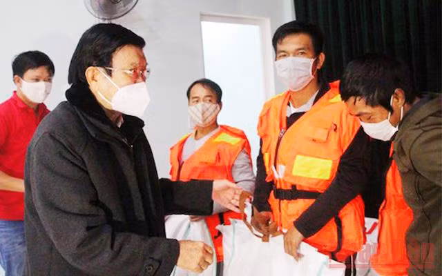 Nguyên Chủ tịch nước Trương Tấn Sang tặng áo phao cho ngư dân có hoàn cảnh khó khăn tỉnh Quảng Trị.