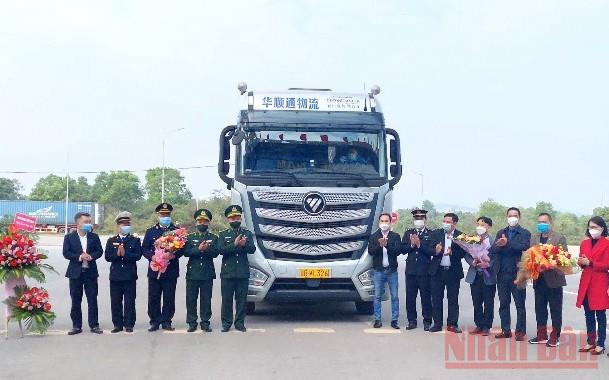 Lãnh đạo thành phố Móng Cái tặng hoa và chúc mừng doanh nghiệp và các lực lượng làm việc tại Cửa khẩu Bắc Luân 2. Quảng Ninh thông quan lô hàng linh kiện điện tử trị giá gần 2,4 triệu USD -0