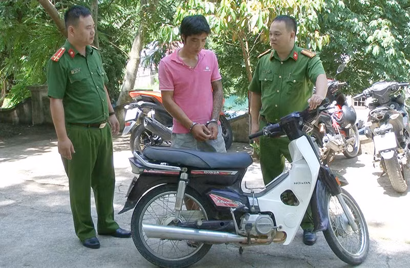 Công an bắt giữ Hà Văn Duẩn có hành vi trộm cắp xe máy.
