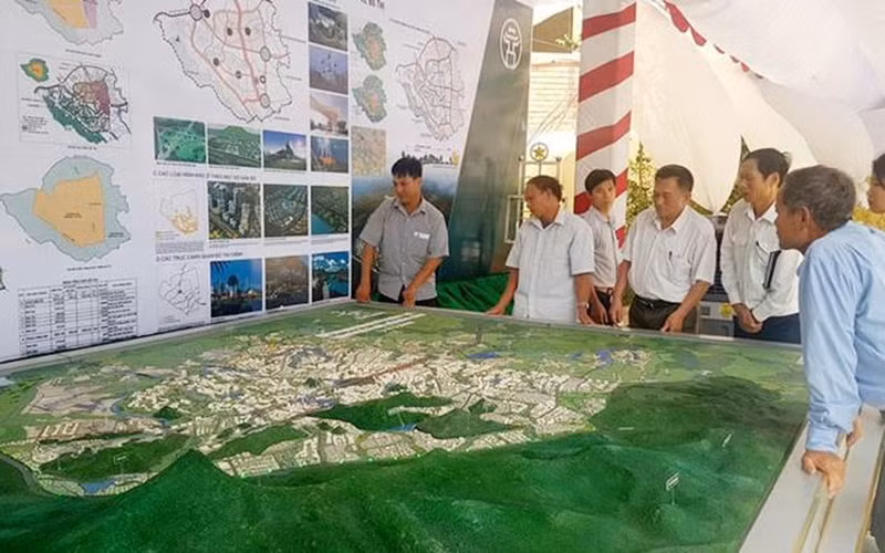 Người dân xem trưng bày Quy hoạch chung đô thị Hòa Lạc.