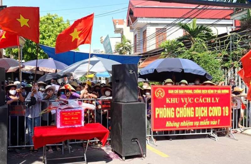 Người dân xã Liên Hồng chờ đợi thời khắc được gỡ bỏ phong tỏa.