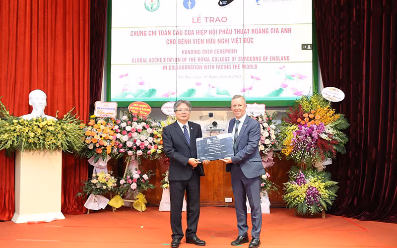 Bệnh viện Hữu nghị Việt Đức đã nhận chứng chỉ toàn cầu của Hiệp hội Phẫu thuật Hoàng gia Anh.