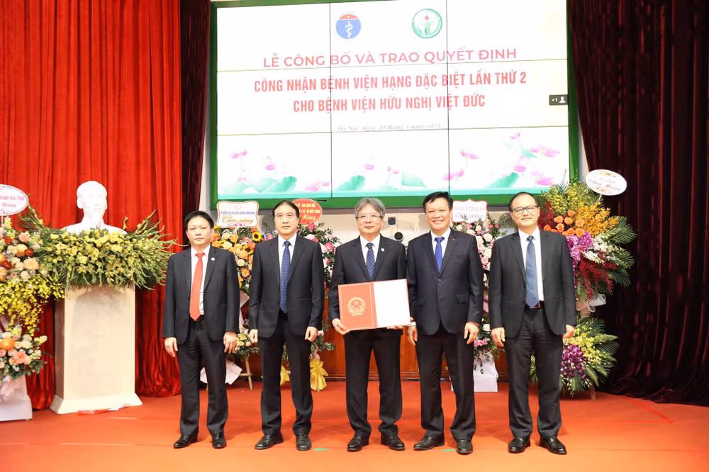 Hiệp hội Phẫu thuật Hoàng gia Anh công nhận Bệnh viện Việt Đức là Trung tâm đào tạo chuẩn toàn cầu -0