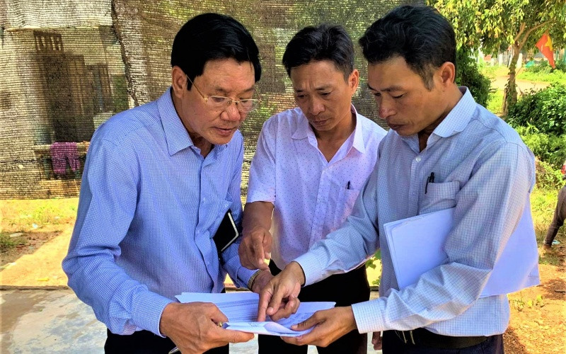 Lãnh đạo UBND xã Cư Elang xác minh các hộ có điều kiện khá giả nhưng vẫn được nhận tiền hỗ trợ Covid-19 ở buôn Vân Kiều. Đề nghị thu hồi tiền hỗ trợ Covid-19 không đúng đối tượng ở xã Cư Elang, tỉnh Đắk Lắk -0