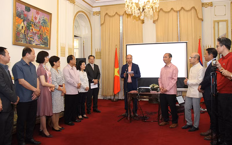 Giao lưu tại Pháp mừng tình hữu nghị vĩ đại và đoàn kết đặc biệt Việt Nam-Lào -0