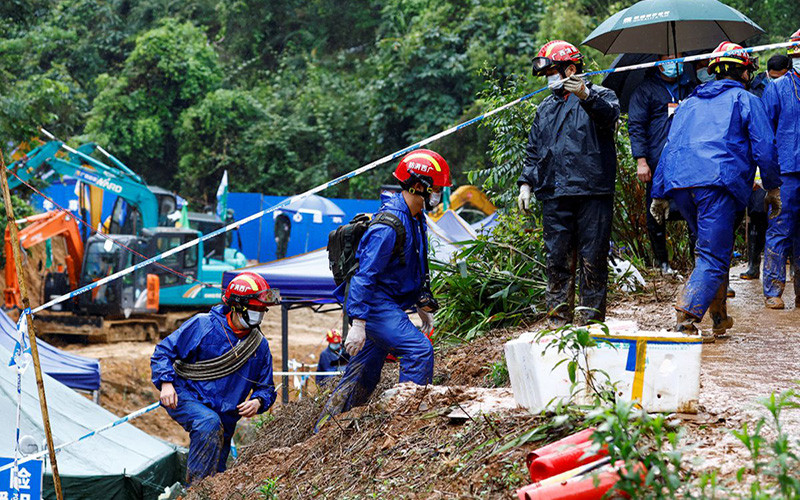 Đội cứu hộ đã mở rộng khu vực tìm kiếm. (Ảnh: Reuters)