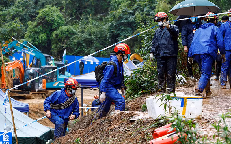 Đội cứu hộ đã mở rộng khu vực tìm kiếm. (Ảnh: Reuters)