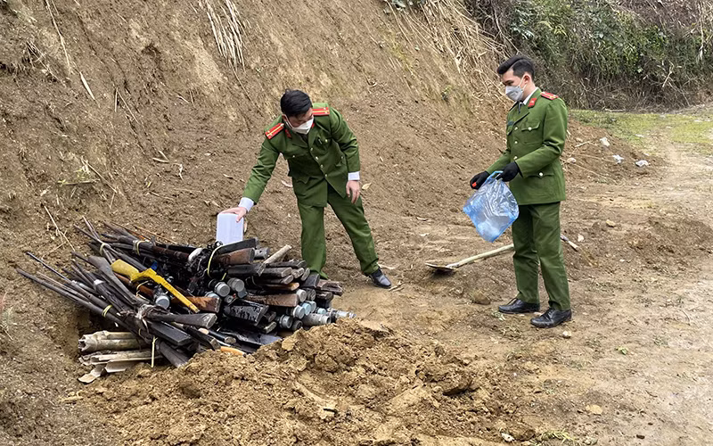 Công an huyện Pác Nặm (Bắc Kạn) tiêu hủy súng do người dân giao nộp.