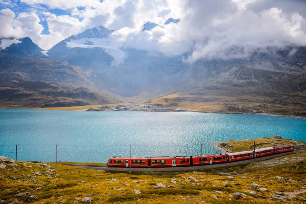 Ngắm cảnh sắc ấn tượng trên những chuyến tàu hỏa nổi tiếng nhất thế giới -0