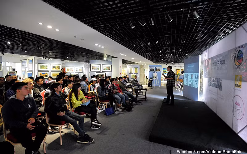 Mô hình Hội chợ nhiếp ảnh Việt Nam (Vietnam Photofair) đầu tiên được tổ chức định kỳ, năm 2015, do một nhóm cá nhân đứng ra thành lập và vận hành. Ảnh: HÙNG LÊ