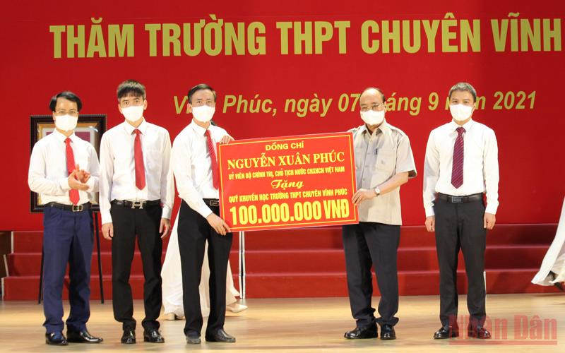 Chủ tịch nước tặng Quỹ khuyến học trường THPT chuyên Vĩnh Phúc Chống dịch hiệu quả, chú trọng phát triển kinh tế, chăm lo tốt đời sống nhân dân -0
