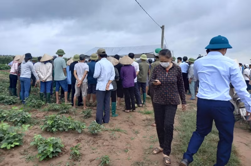 Sau gần 2 ngày tìm kiếm, lực lượng cứu hộ đã tìm thấy thi thể cả 3 mẹ con chị T. (Nguồn: vov.vn)
