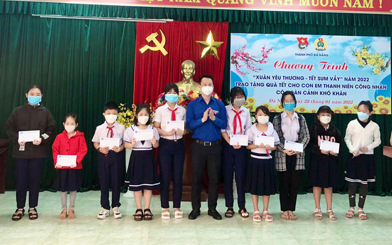 Trao quà tết cho con công nhân, lao động khó khăn. Khởi động “Chuyến xe Công đoàn” đưa hơn 2.000 lao động về quê -0