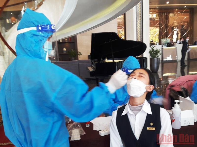 Lấy mẫu của nhân viên cơ sở kinh doanh lưu trú ở Thanh Hóa tầm soát Covid-19.