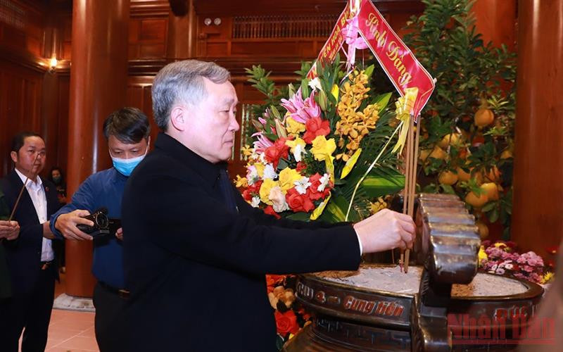 Đồng chí Nguyễn Hòa Bình và đoàn công tác dâng hoa, dâng hương tưởng niệm Chủ tịch Hồ Chí Minh tại Khu Di tích Quốc gia đặc biệt Kim Liên. Chánh án Tòa án nhân dân tối cao Nguyễn Hòa Bình thăm, chúc Tết tại Nghệ An -0
