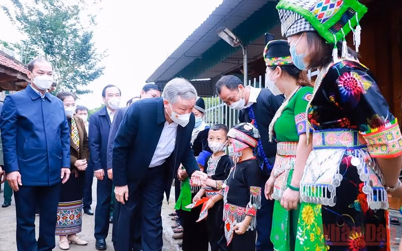 Đồng chí Chánh án Tòa án nhân dân tối cao Nguyễn Hòa Bình cùng đoàn công tác ân cần thăm hỏi đại gia đình Anh hùng lực lượng vũ trang Vừ Chông Pao tại bản Sơn Hà, xã Tà Cạ.