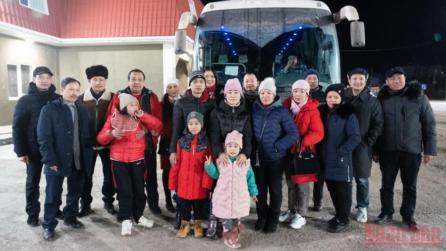 Công dân Việt Nam sơ tán từ Kherson (Ukraine) sang LB Nga. (Ảnh: Thanh Thể)