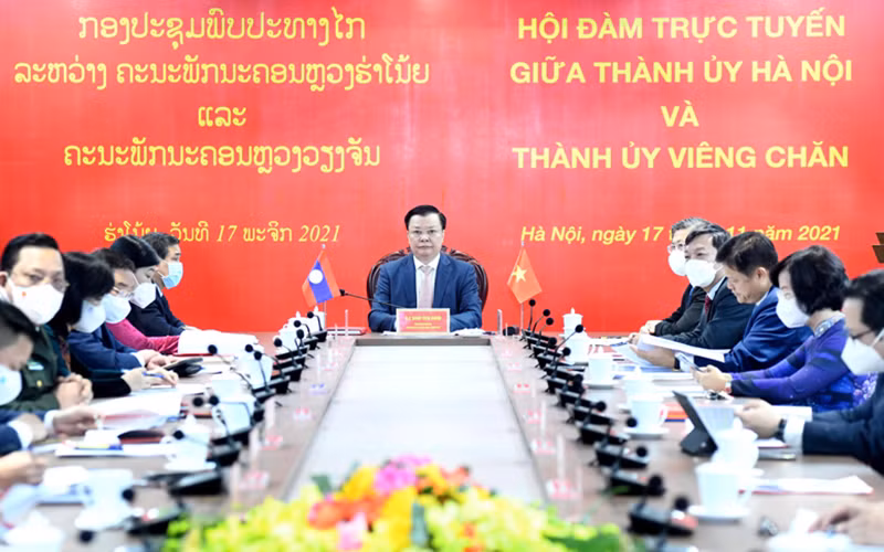 Quang cảnh buổi hội đàm giữa Thành ủy Hà Nội và Thành ủy Viêng Chăn.