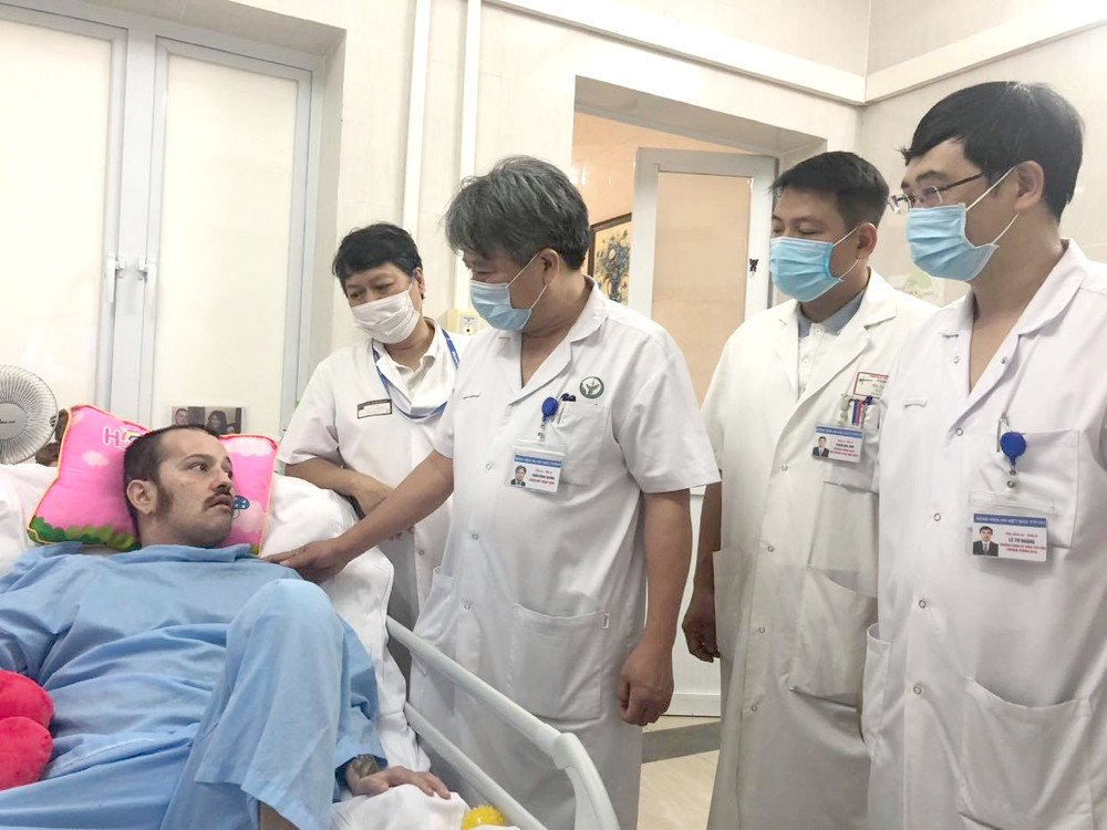GS, TS Trần Bình Giang thăm hỏi sức khỏe bệnh nhân. Hồi sinh kỳ diệu cho người nước ngoài mắc kẹt tại Việt Nam -0