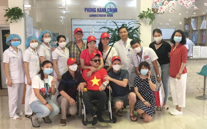 Bệnh nhân (ngồi xe lăn) được xuất viện, về nước an toàn.