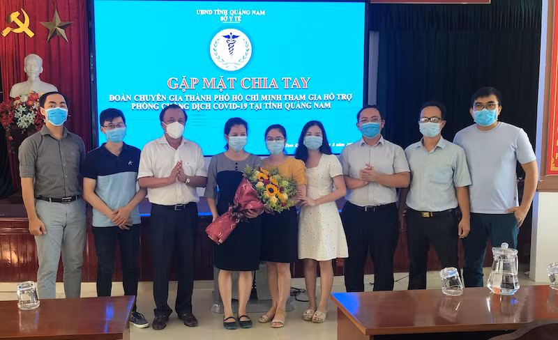 Lãnh đạo Sở Y tế Quảng Nam tặng hoa, cảm ơn Đoàn chuyên gia TP Hồ Chí Minh.