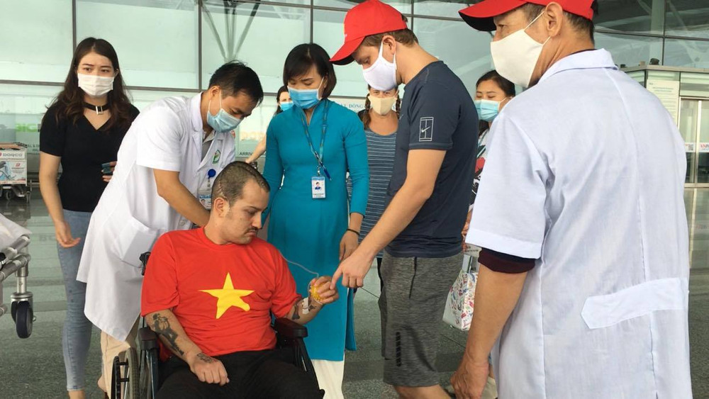 Bệnh nhân đã được trở về đoàn tụ với gia đình. Hồi sinh kỳ diệu cho người nước ngoài mắc kẹt tại Việt Nam -0