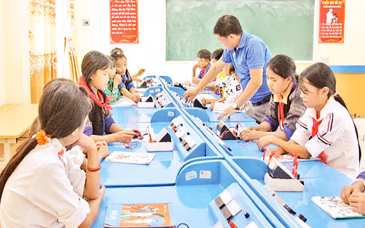 Thực hành ở phòng học bộ môn của thầy và trò Trường PTDTBT tiểu học và THCS La Pán Tẩn (huyện Mù Cang Chải, Yên Bái).