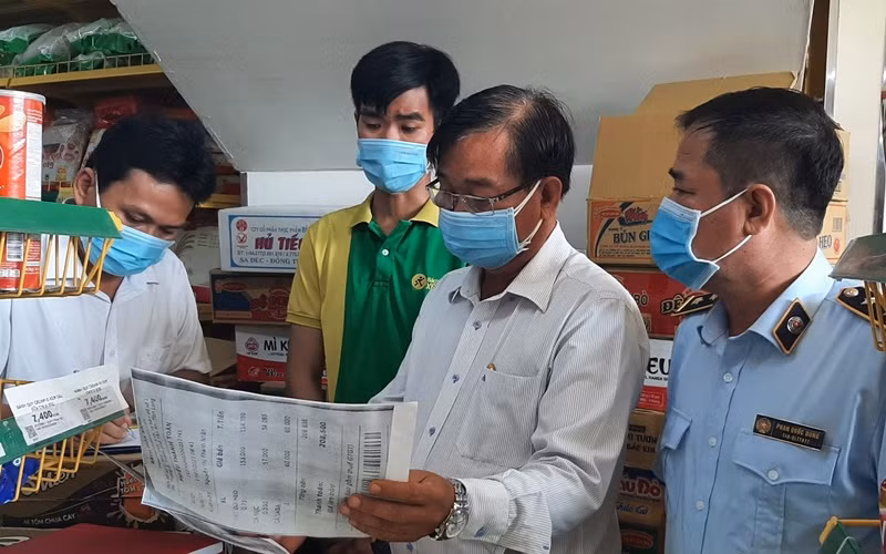 Đoàn kiểm tra liên ngành kiểm tra cửa hàng Bách Hóa Xanh.