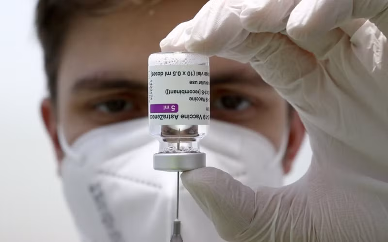 Nhân viên y tế tại Đức chuẩn bị mũi tiêm vaccine của AstraZeneca. (Ảnh: AP)