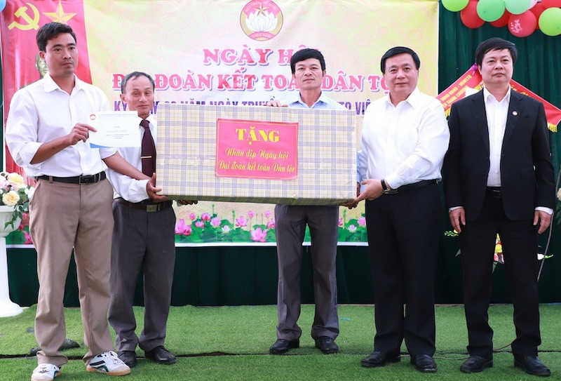 Đồng chí Nguyễn Xuân Thắng trao quà cho khu dân cư thôn 1, xã Thanh Lâm. (Ảnh: THÀNH DUY) Đồng chí Nguyễn Xuân Thắng dự Ngày hội đại đoàn kết tại Thanh Chương -0